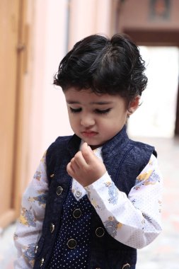 Sevimli Hintli çocuk kameraya çok farklı duygularla poz veriyor..