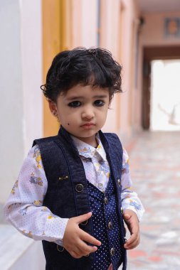 Sevimli Hintli çocuk kameraya çok farklı duygularla poz veriyor..