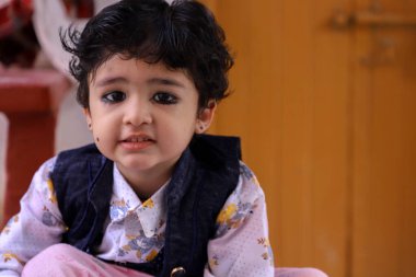 Sevimli Hintli çocuk kameraya çok farklı duygularla poz veriyor..