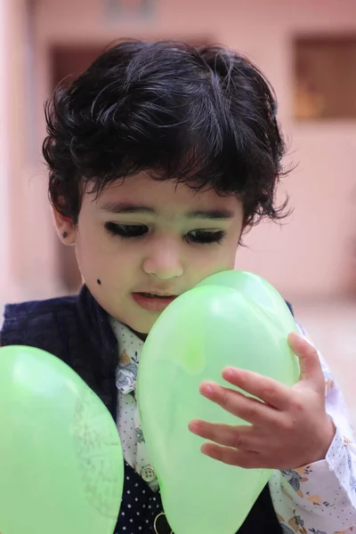 Niedliche Indische Junge Kind Spielen Mit Luftballons — Stockfoto