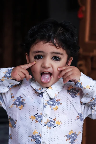 Bonito Menino Indiano Kid Dando Dose Câmera Emoções Muito Diferentes — Fotografia de Stock
