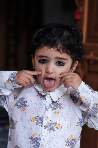 Bonito Menino Indiano Kid Dando Dose Câmera Emoções Muito Diferentes — Fotografia de Stock