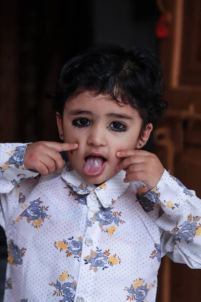Bonito Menino Indiano Kid Dando Dose Câmera Emoções Muito Diferentes — Fotografia de Stock
