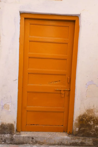 家の中で美しいオレンジ色のインドの門 — ストック写真