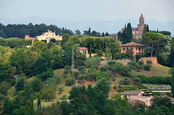 托斯卡纳乡村与意大利历史建筑的看法 — 图库照片
