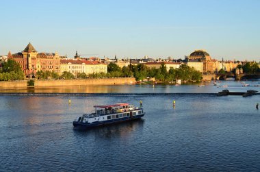 Vltava Nehri üzerinde Charles Köprüsü'nde günbatımı görüntülemek