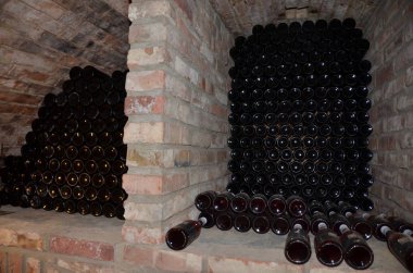 Yerli şarap şarap mahzeninde saklı şişelerde haddelenmiş