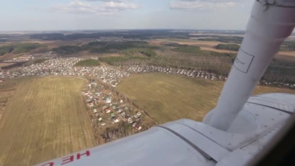 Vol Hélicoptère Par Temps Clair Chaud Ensoleillé Dessus Des Forêts — Video