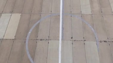 Bulutsuz bir günde piste indi helikopter