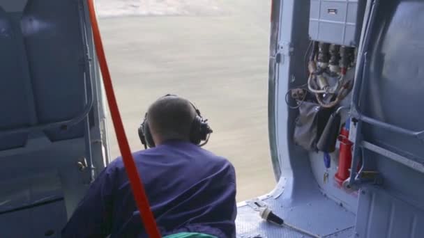 2019 Brest Belaus Een Bemanningslid Van Helikopterbemanning Volgt Vlucht Vanuit — Stockvideo