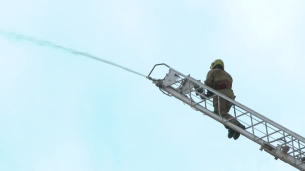 Rescatador Sube Avtoresnelitsa Para Salvar Gente Apagar Fuego — Vídeos de Stock