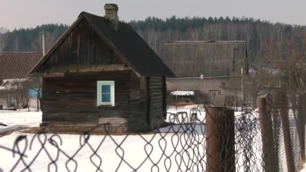 冬天在村里的旧木浴. — 图库视频影像