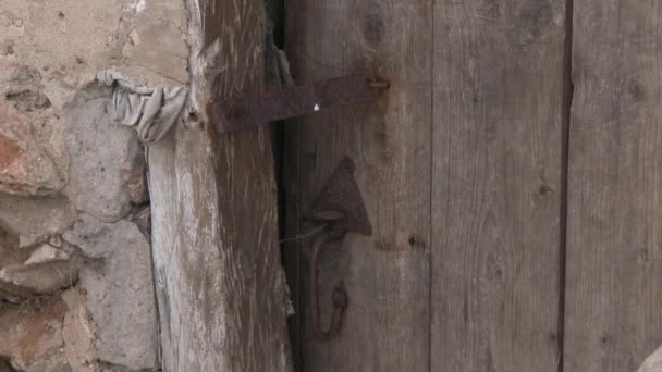 Närbild Ruttna Träplankor Och Rostig Lås Gamla Övergivna Dörrar — Stockvideo