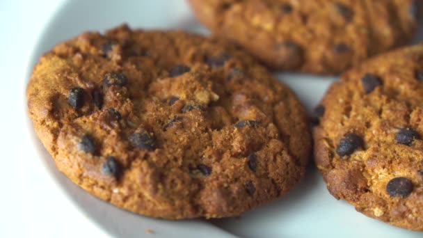 Närbild Män Hand Tag Chokladkaka Från Plattan Choklad Chip Kaka — Stockvideo