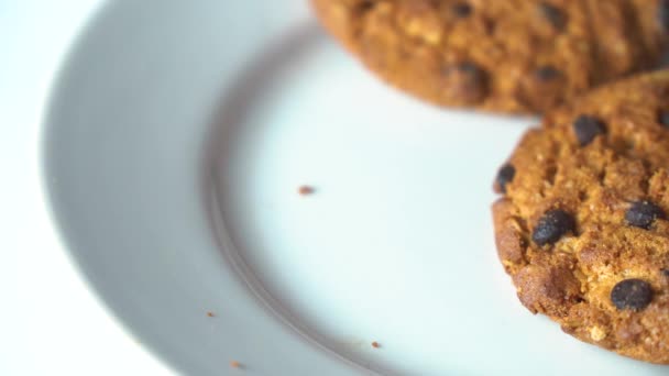 Mão Colocando Saborosos Biscoitos Bolo Chip Com Chocolate Bolinho Chocolate — Vídeo de Stock