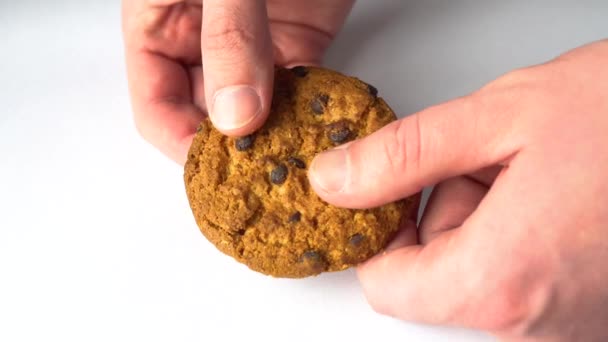 Mãos Quebrando Biscoito Chip Chocolate Bolinho Chocolate Biscoitos Uma Placa — Vídeo de Stock