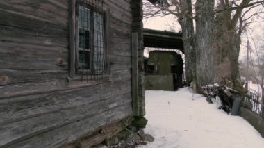 Terk edilmiş ahşap bir evin camsız penceresinden bak.