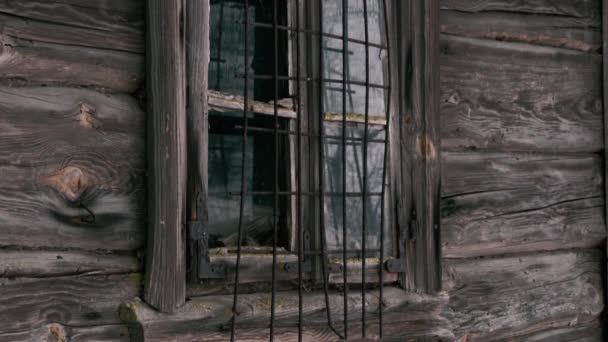 从一间废弃的木头房子里的玻璃窗往外看 — 图库视频影像