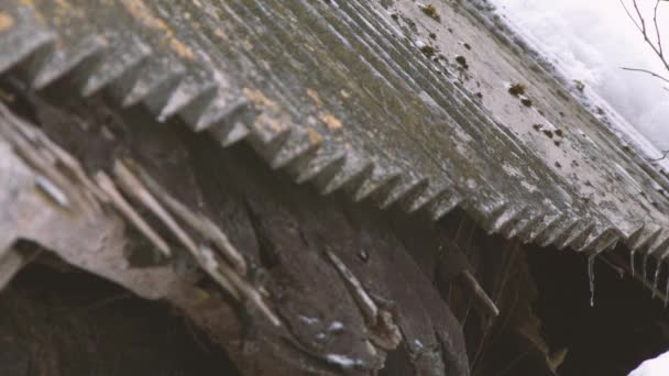 Uitzicht Het Dak Van Een Verlaten Huis Bedekt Winter — Stockvideo