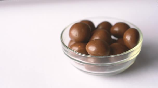 巧克力球在盘子里 — 图库视频影像