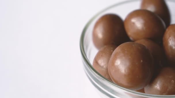 Tabakta Çikolata Topları Var Kamera Yakınlaştır — Stok video