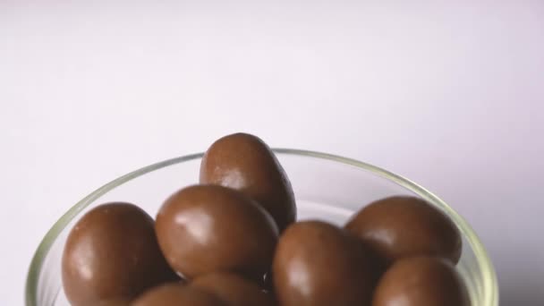 Σοκολάτα Μπάλες Είναι Στο Πιάτο Εστίαση Κάμερας — Αρχείο Βίντεο