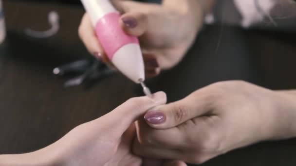 Closeup Tiro Esteticista Aplicando Esmalte Unha Para Unha Feminina Siga — Vídeo de Stock