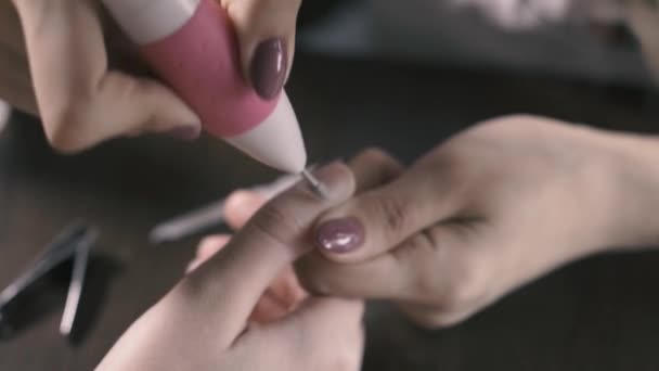 Foto Cierre Esteticista Que Aplica Esmalte Uñas Uña Femenina Siga — Vídeos de Stock