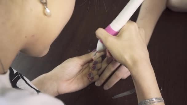 用美容师在女性指甲上涂指甲油的截图 跟着重点走 — 图库视频影像