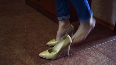 Yakın plan. Yüksek topuklu ayakkabılı kadın bacakları. Kapalı