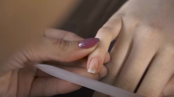 Close Shot Van Een Schoonheidsspecialiste Aanbrengen Nagellak Vrouwelijke Nagel Volg — Stockvideo