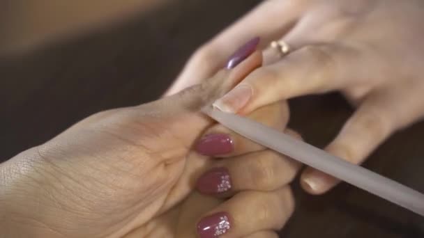 Foto Cierre Esteticista Que Aplica Esmalte Uñas Uña Femenina Siga — Vídeos de Stock