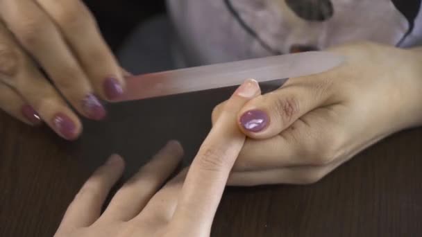 Close Shot Van Een Schoonheidsspecialiste Aanbrengen Nagellak Vrouwelijke Nagel Volg — Stockvideo