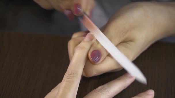 Foto Cierre Esteticista Que Aplica Esmalte Uñas Uña Femenina Siga — Vídeos de Stock