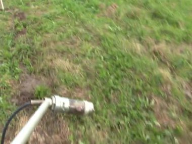 Erkek dozimetrist radyoaktivite bir cihaz kullanılarak ölçüldü - dozimetre