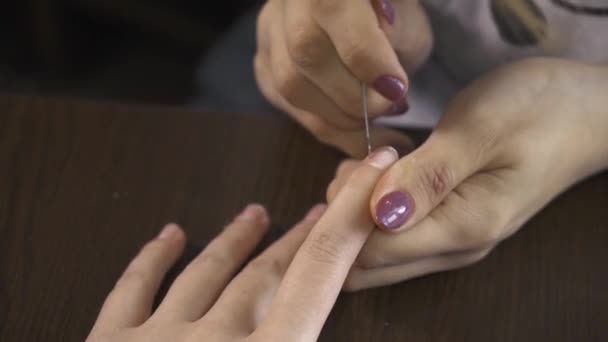 Closeup Tiro Esteticista Aplicando Esmalte Unha Para Unha Feminina Siga — Vídeo de Stock