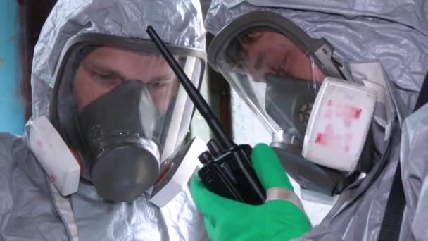穿着危险物品的人拿东西去实验室两名化学家花时间在废弃的工厂里 — 图库视频影像