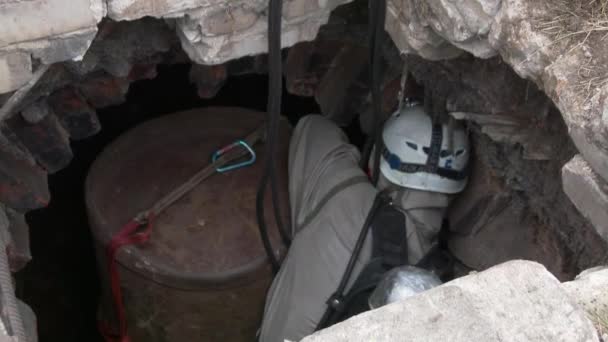 Tehlikeli Madde Ekipmanlı Bir Adam Yeraltı Madeninden Tehlikeli Kimyasalları Temizliyor — Stok video