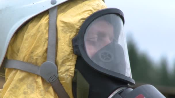 Uomo Gialla Tenuta Hazmat Prendendo Cose Laboratorio Primo Piano — Video Stock