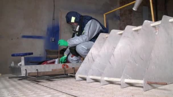 Hombre Equipo Hazmat Tomando Cosas Para Laboratorio Fábrica Abandonada Interior — Vídeos de Stock