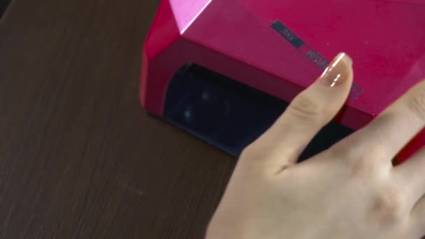 Πελάτης Στο Σαλόνι Μανικιούρ Στεγνώνει Τζελ Γυαλισμένα Νύχια Στο Υπεριώδες — Αρχείο Βίντεο