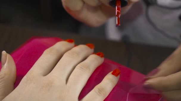 Spécialiste Couvre Ongle Client Par Vernis Rouge Gros Plan — Video