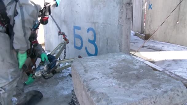 04.20.2019 Minsk Belaus.Uniformed people use hydraulic tools for chemical analysis.. — Vídeos de Stock