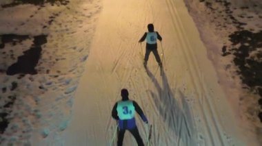 Kayakçı Kayak gece gitmek. Kayak Yarışması