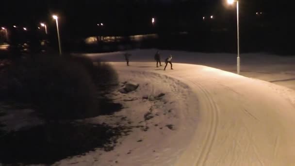Skiërs gaan langlaufen 's nachts. Ski competitie — Stockvideo