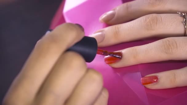 Специалист Покрывает Ногти Клиента Красным Лаком Закрыть — стоковое видео