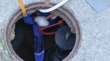 Teknisyenler su pompası tamiri yapar. Su pompalarıyla boru bağlantıları için cıvatalar ve fındıklar kilitlendi.