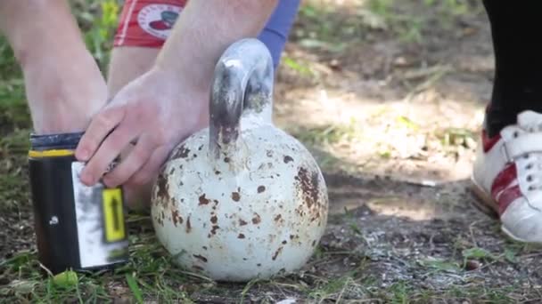 Atletul Masculin Pregătește Greutăți Metalice Înainte Concura — Videoclip de stoc