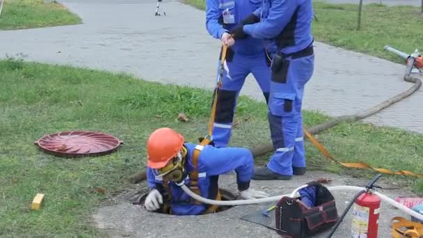 Técnicos Fazem Trabalhos Reparo Bomba Água Parafusos Porcas Estão Bloqueados — Vídeo de Stock