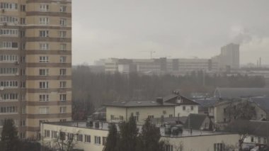 Yağmurlu, bulutlu ve sisli havalarda zaman kaybı. Duman ve inşaat vinci. Yağmur damlaları. Yağmur yağıyor. Duş al
